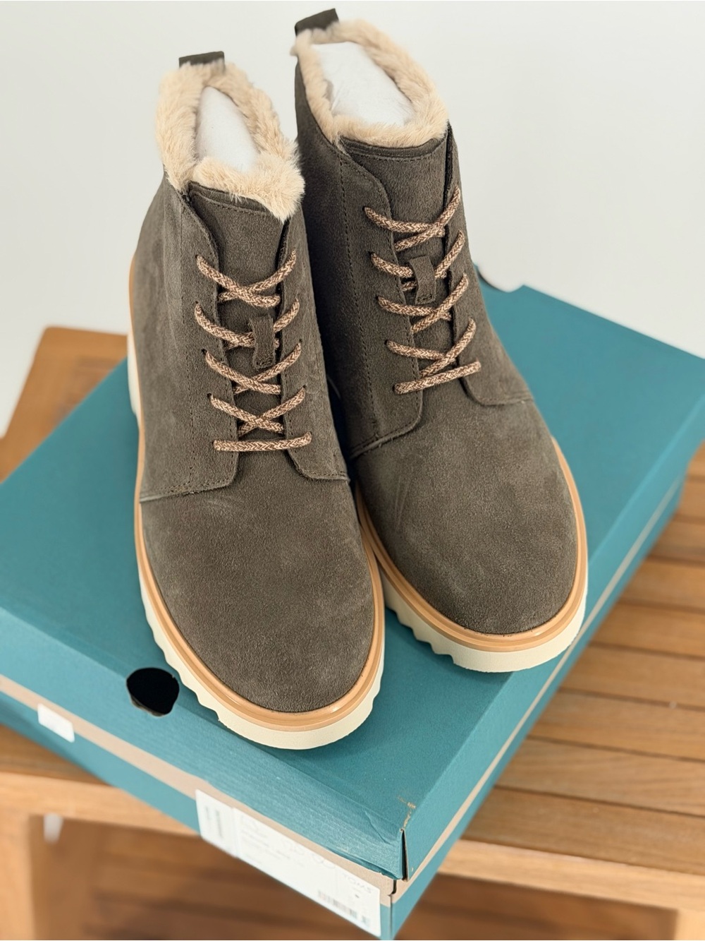 We TOMS Women’s Suede MAUDE Lace-Up Ankle Boots SIZE 9